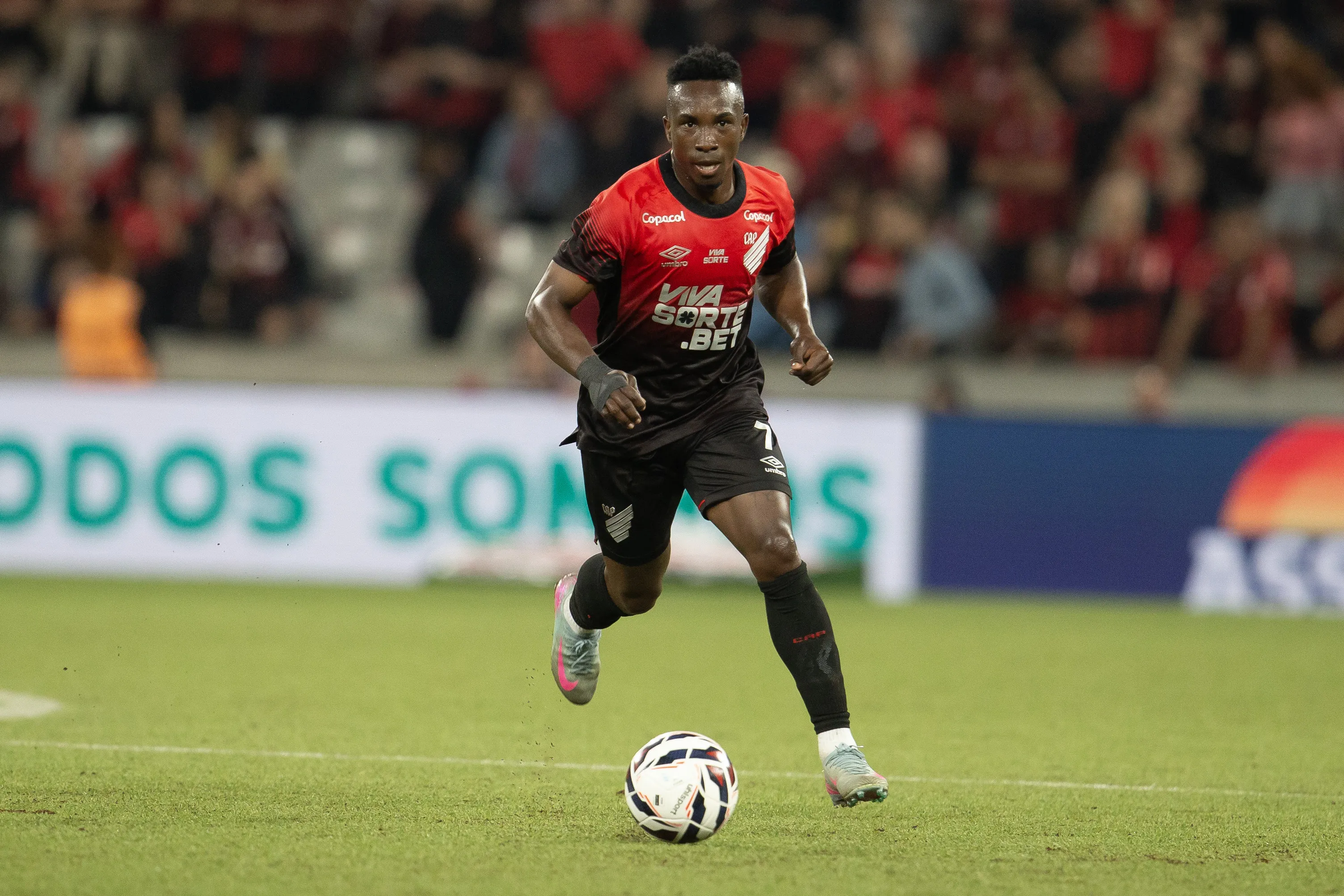 PR – CURITIBA – 21/09/2025 – BRASILEIRO B 2025, ATHLETICO-PR X VILA NOVA-GO – Kevin Velasco jogador do Athletico-PR durante partida contra o Vila Nova-GO no estadio Arena da Baixada pelo campeonato Brasileiro B 2025. Foto: Hedeson Alves/AGIF