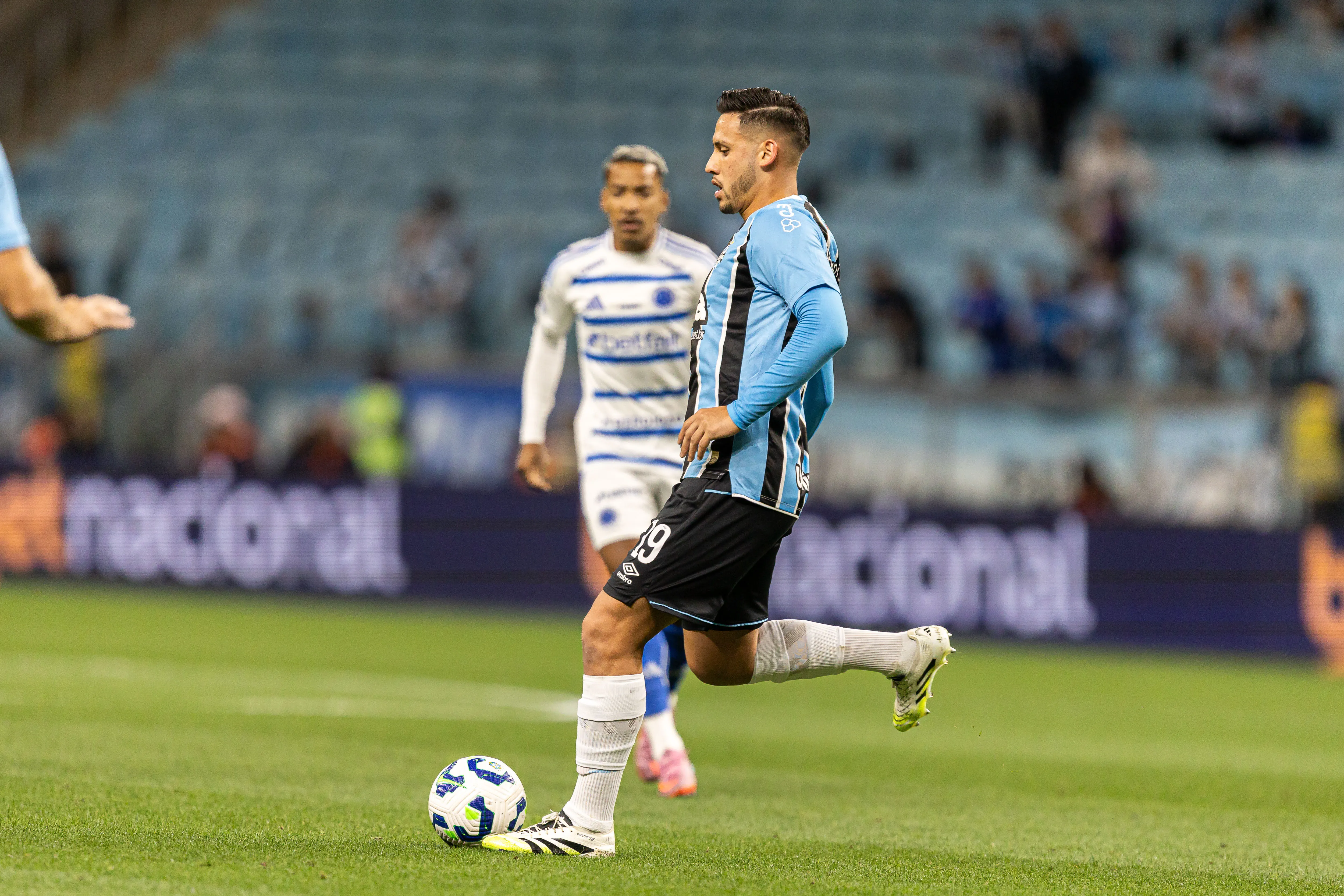 Erick Noriega jogador do Grêmio durante partida contra o Cruzeiro  – Foto: Paulo De Tarso/AGIF
