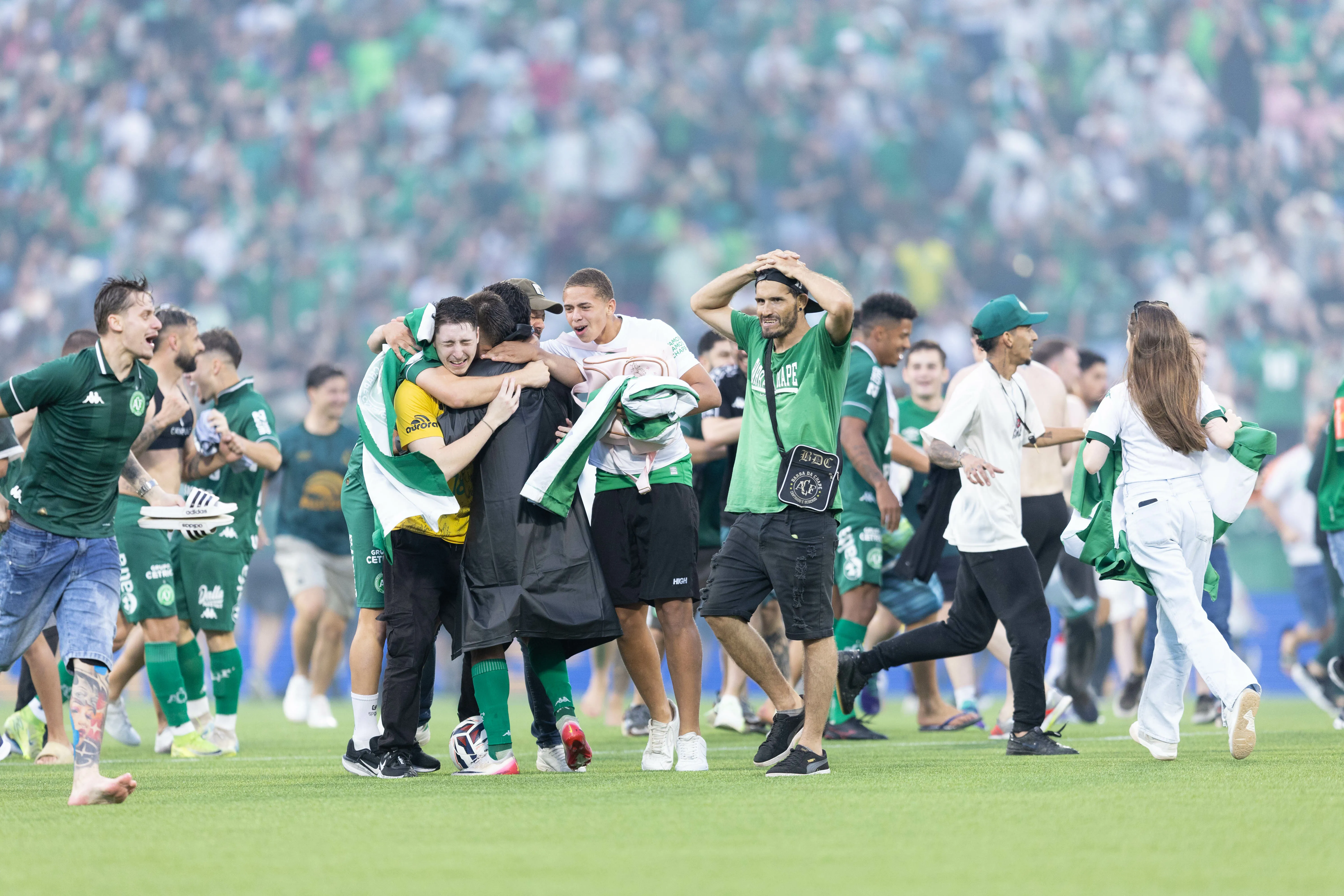 Jogadores do Chapecoense comemoram vitoria ao final da partida contra o Atletico-GO no estadio Arena Conda pelo campeonato Brasileiro B 2025. Foto: Liamara Polli/AGIF