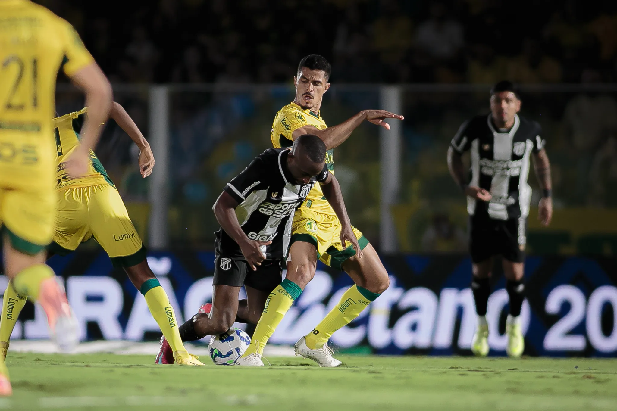 Lucas Ramon jogador do Mirassol durante partida contra o Ceara no estadio Jose Maria de Campos Maia pelo campeonato Brasileiro A 2025. Foto: Vinicius Silva/AGIF