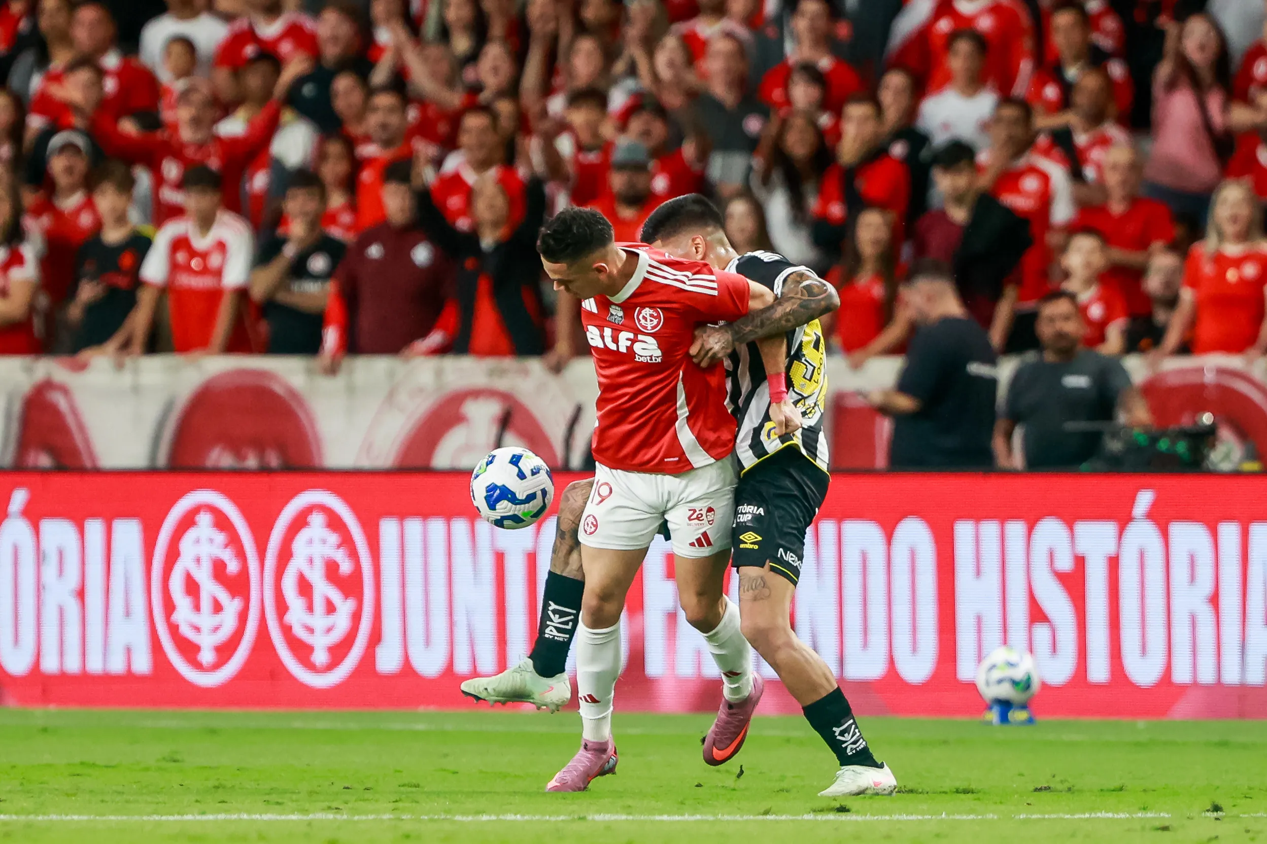 Borre jogador do Internacional durante partida contra o Santos – Foto: Luiz Erbes/AGIF