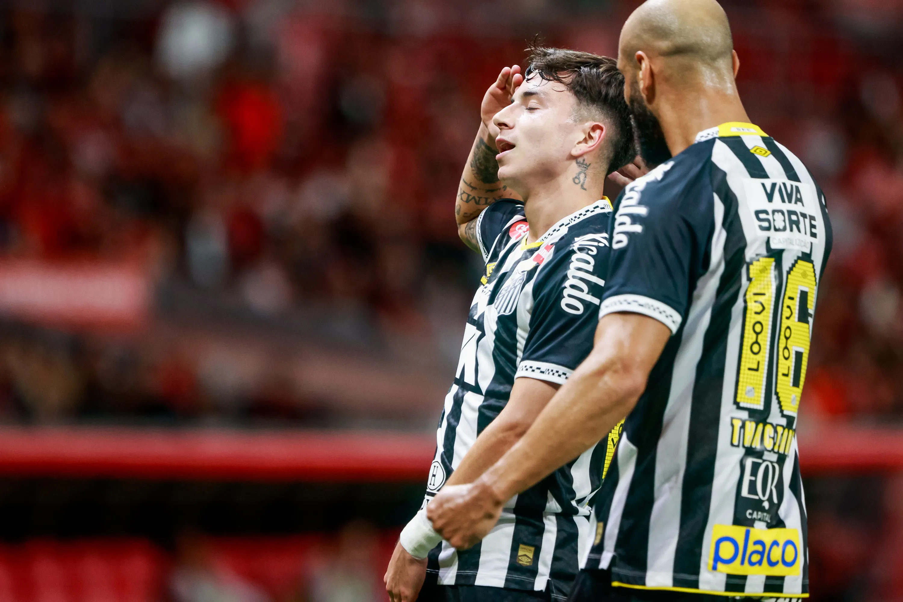 Barreal jogador do Santos comemora seu gol durante partida contra o Internacional no estadio Beira-Rio pelo campeonato Brasileiro A 2025. Foto: Luiz Erbes/AGIF