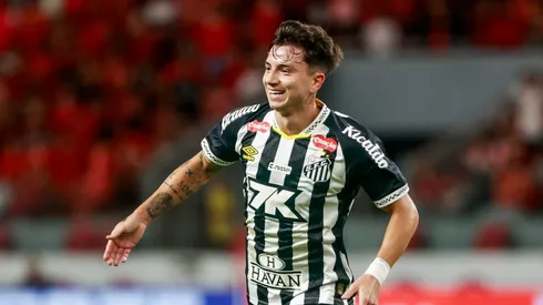 Barreal jogador do Santos comemora seu gol durante partida contra o Internacional no estadio Beira-Rio pelo campeonato Brasileiro A 2025. Foto: Luiz Erbes/AGIF