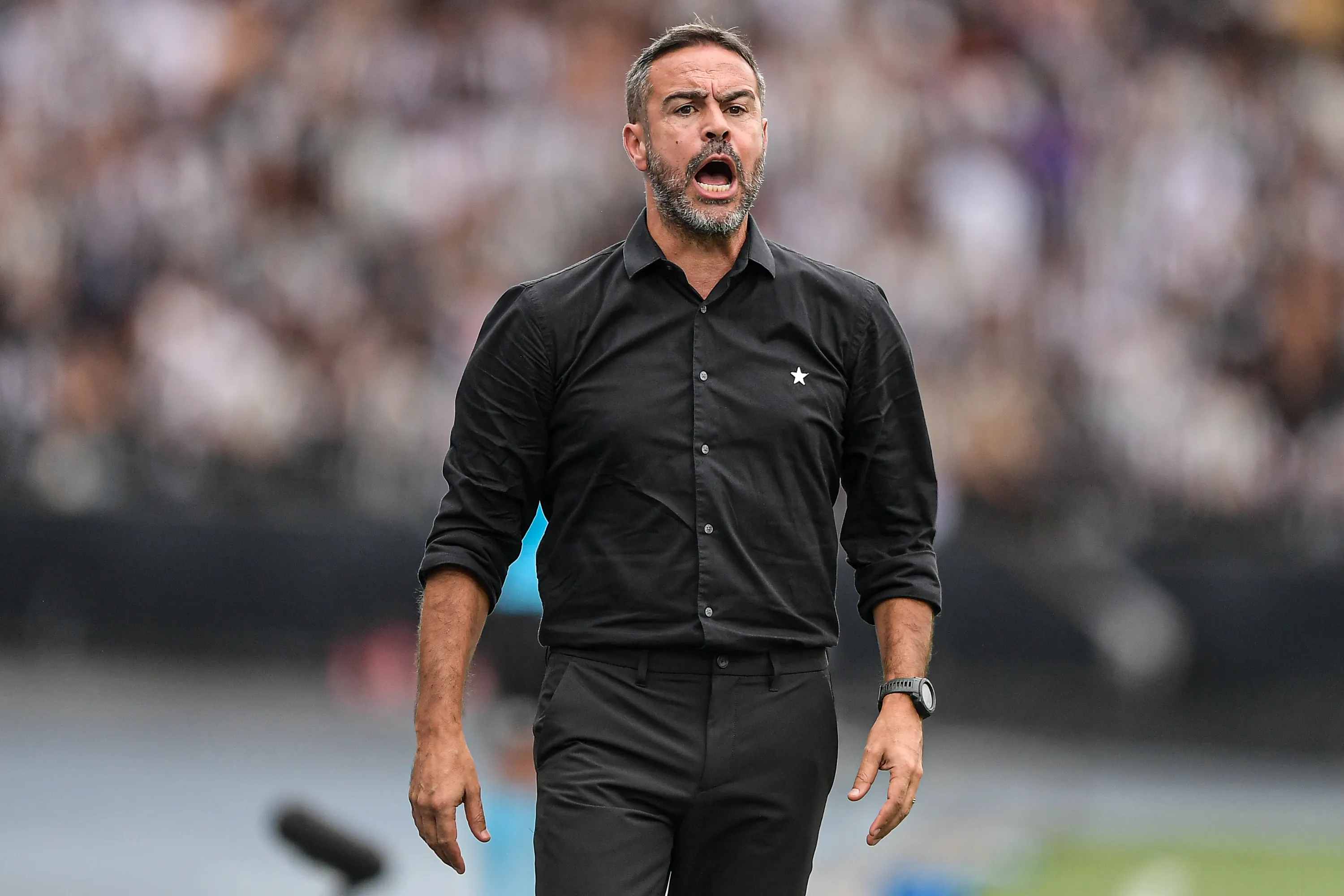 RJ – RIO DE JANEIRO – 08/12/2024 – BRASILEIRO A 2024, BOTAFOGO X SAO PAULO – Artur Jorge tecnico do Botafogo durante partida contra o Sao Paulo no estadio Engenhao pelo campeonato Brasileiro A 2024. Foto: Thiago Ribeiro/AGIF