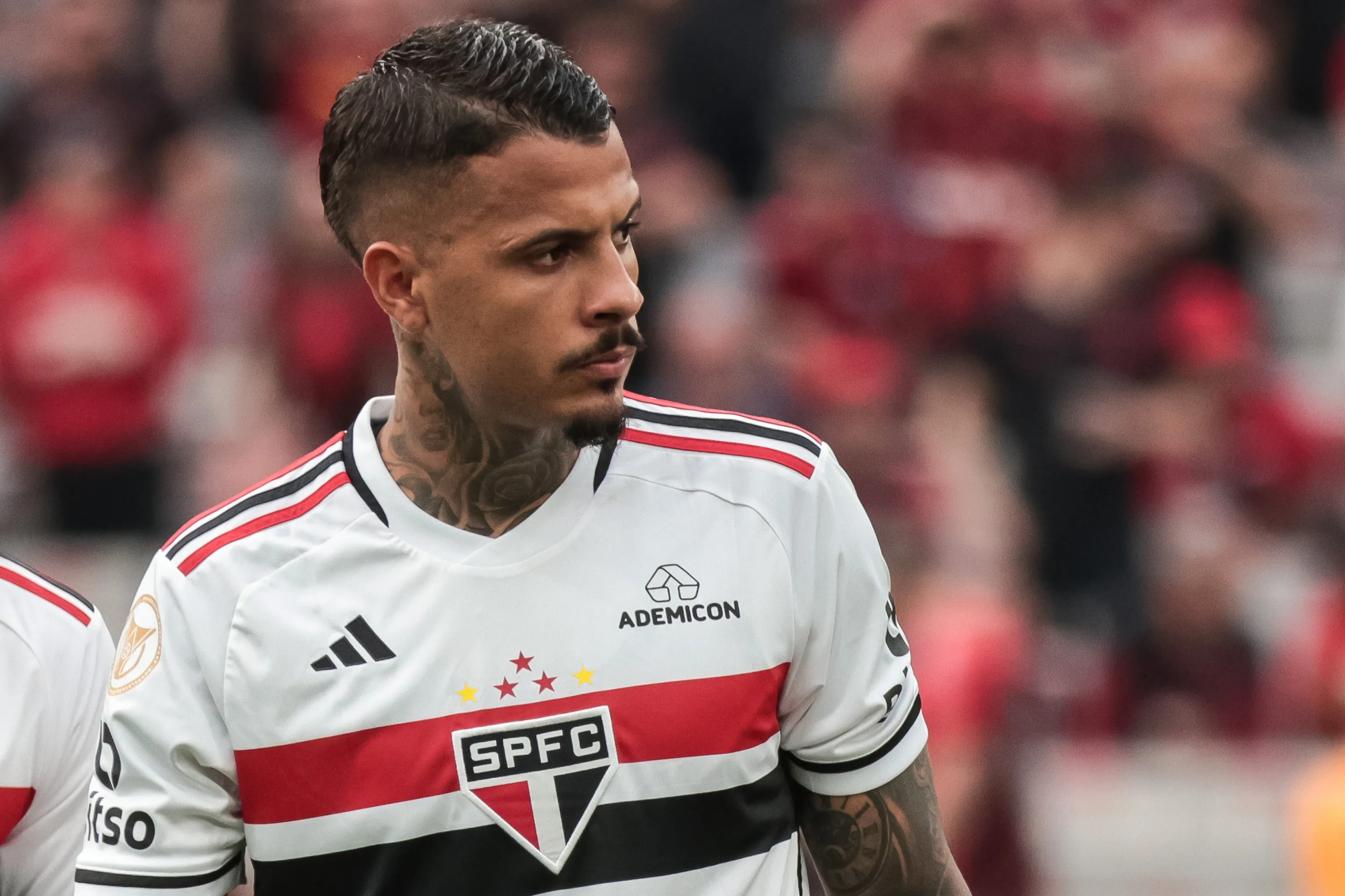 PR – CURITIBA – 29/10/2023 – BRASILEIRO A 2023, ATHLETICO-PR X SAO PAULO – Diego Costa jogador do Sao Paulo durante execucao do hino nacional antes da partida contra o Athletico-PR no estadio Arena da Baixada pelo campeonato Brasileiro A 2023. Foto: Robson Mafra/AGIF