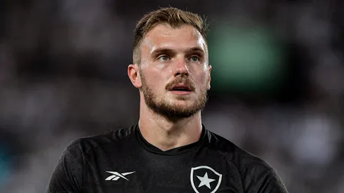 Lucas Perri vem sofrendo na Europa.