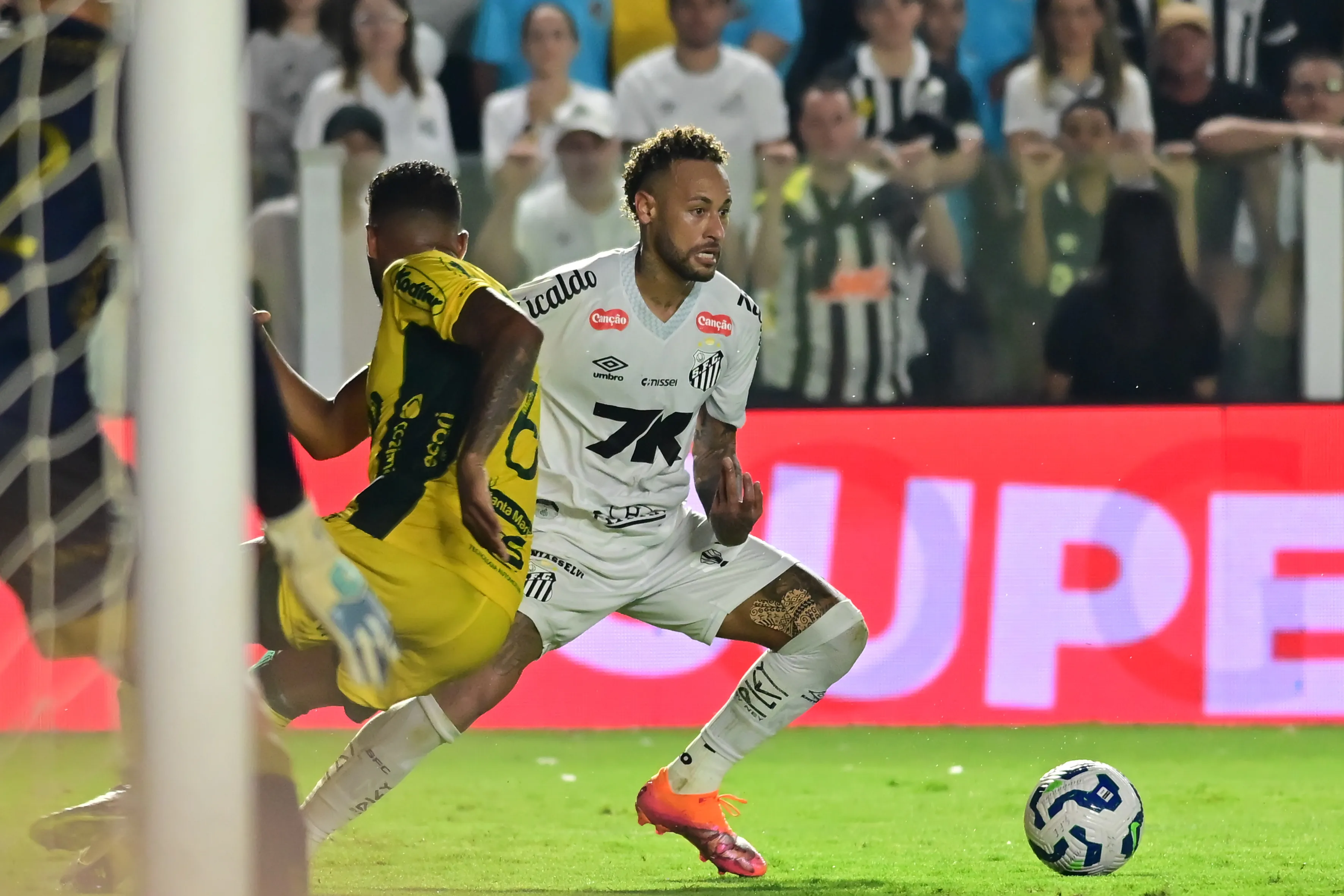 Neymar durante partida contra o Mirassol no Campeonato Brasileiro de 2025. Foto: Jota Erre/AGIF