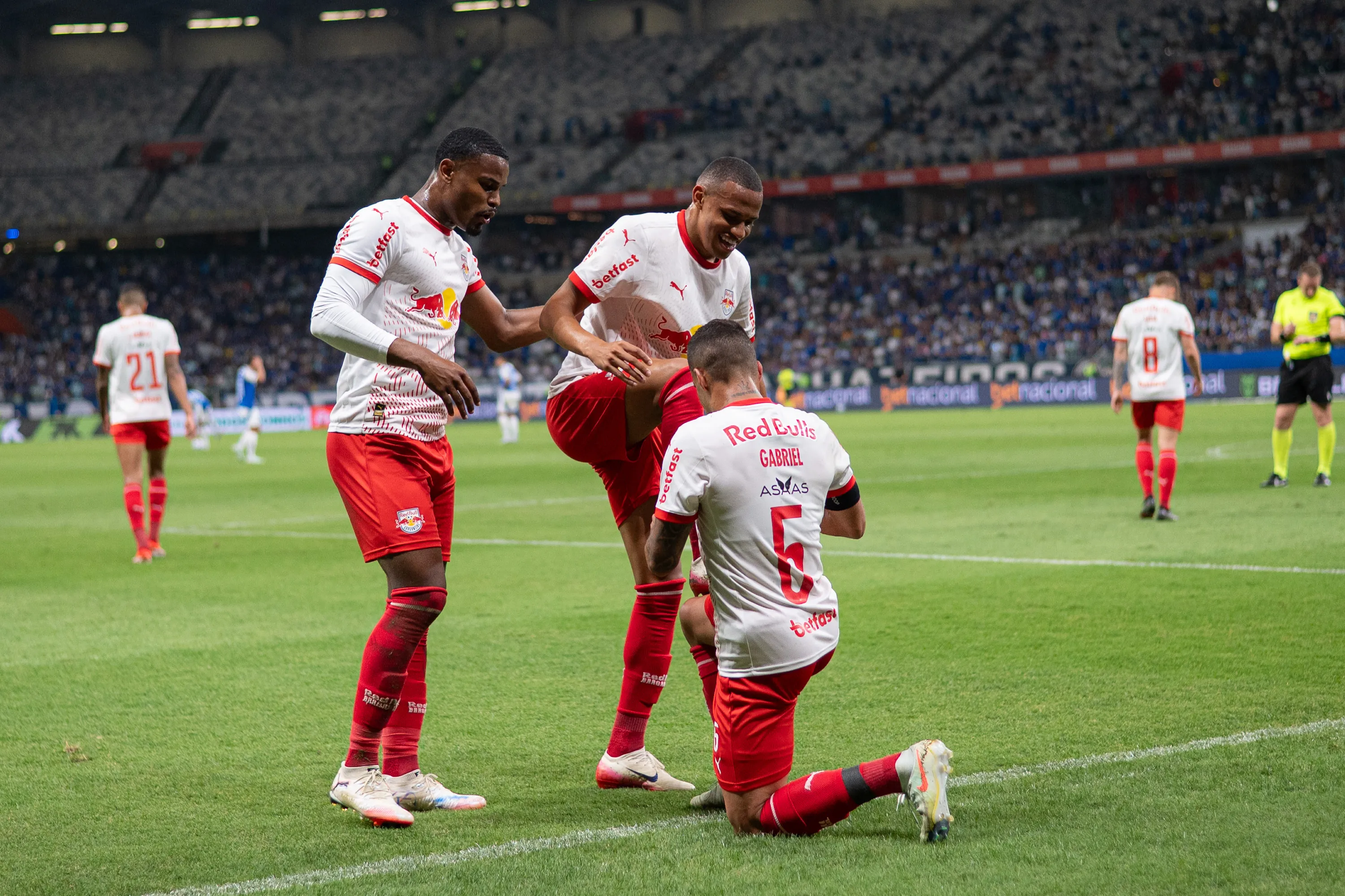 Jhon Jhon jogador do Bragantino comemora seu gol durante partida contra o Cruzeiro no estadio Mineirao pelo campeonato Brasileiro A 2025. Foto: Alessandra Torres/AGIF