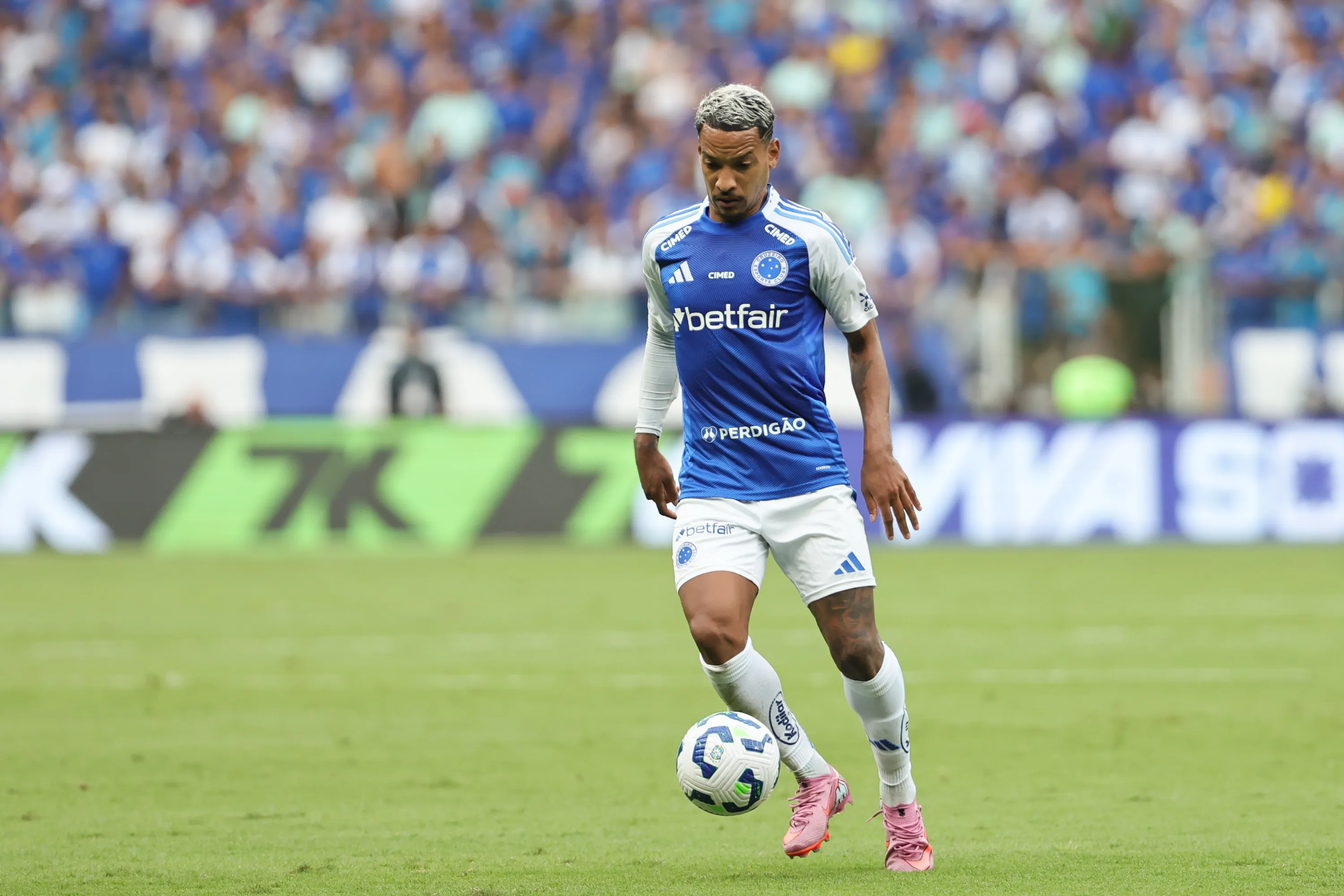 Matheus Pereira jogador do Cruzeiro durante partida contra o Fluminense no estadio Mineirao pelo campeonato Brasileiro A 2025. Foto: Gilson Lobo/AGIF