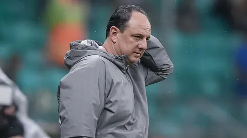 Rogério Ceni durante confronto contra o Fortaleza no Brasileirão 2025.