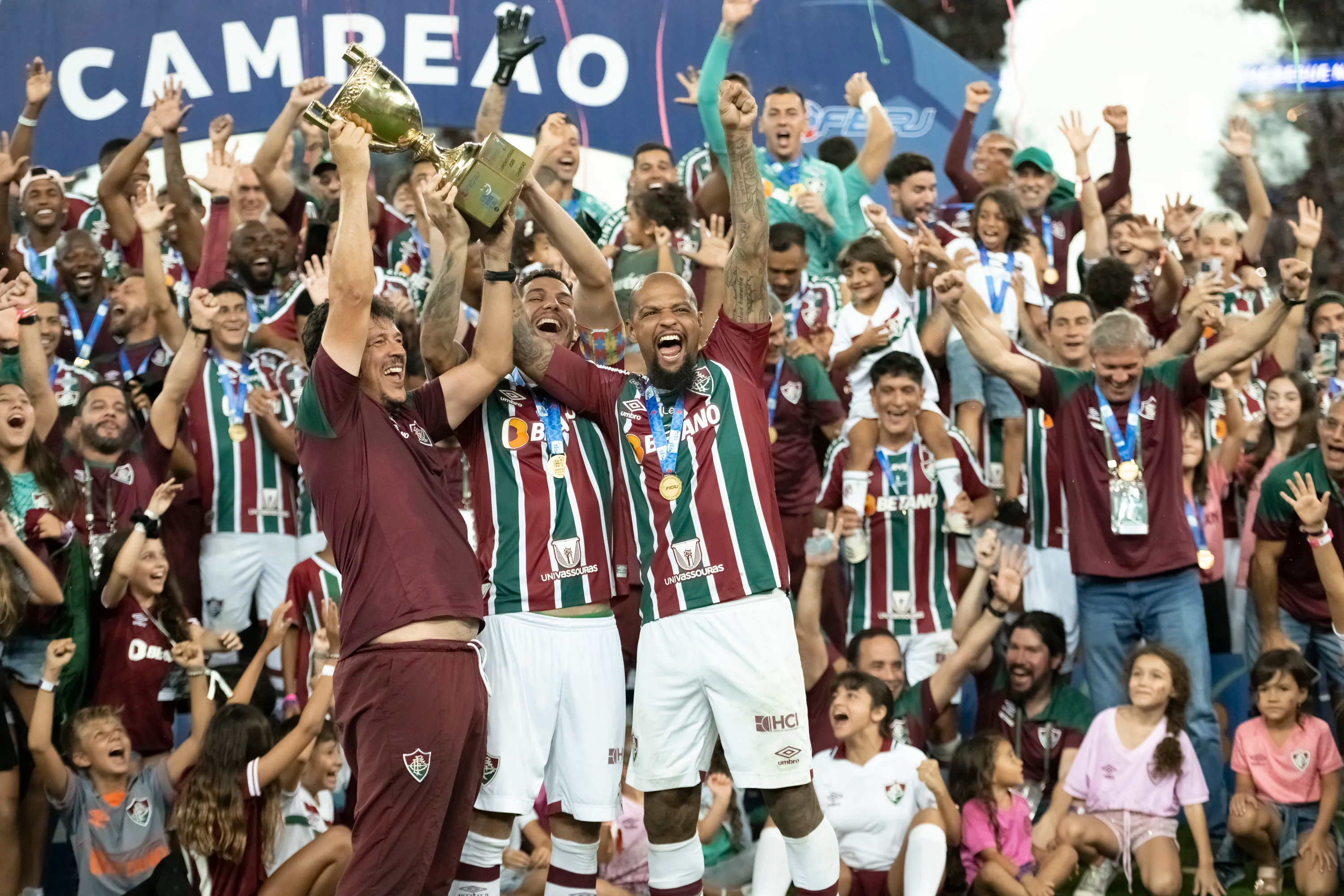 Fernando Diniz ex-tecnico do Fluminense levanta a taca com Felipe Melo e Nino. Foto: Jorge Rodrigues/AGIF