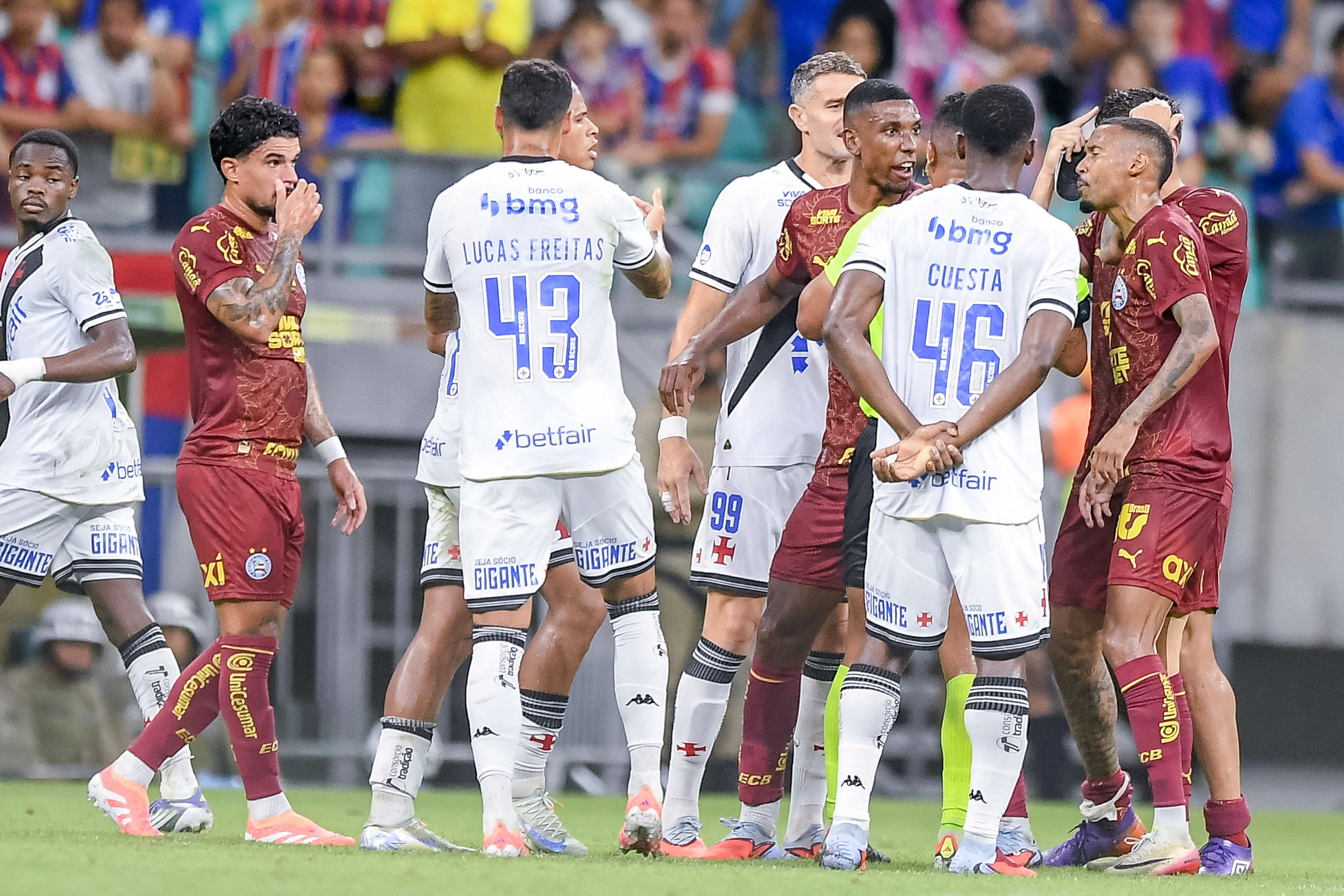 BA – SALVADOR – 23/11/2025 – BRASILEIRO A 2025, BAHIA X VASCO – Ramos Mingo jogador do Bahia recebe cartao vermelho do arbitro durante partida contra o Vasco no estadio Arena Fonte Nova pelo campeonato Brasileiro A 2025. Foto: Jhony Pinho/AGIF