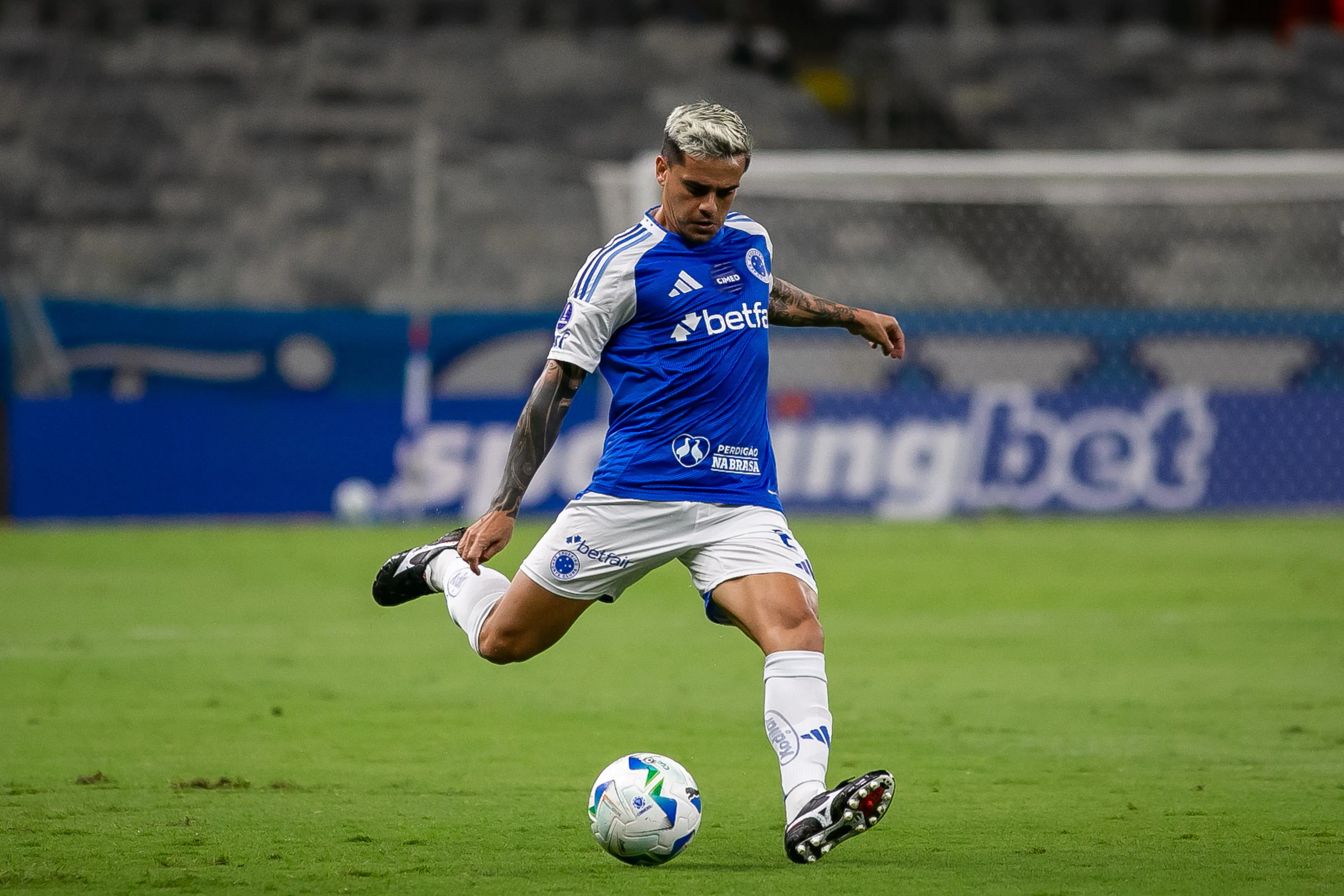 MG – BELO HORIZONTE – 28/05/2025 – COPA SUL-AMERICANA 2025, CRUZEIRO X UNION SANTA FE – Fagner jogador do Cruzeiro durante partida contra o Union Santa Fe no estadio Mineirao pelo campeonato Copa Sul-americana 2025. Foto: Fernando Moreno/AGIF