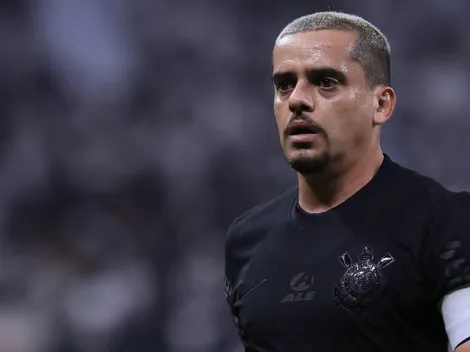 Emprestado pelo Corinthians, Fagner volta a campo pelo Cruzeiro após lesão