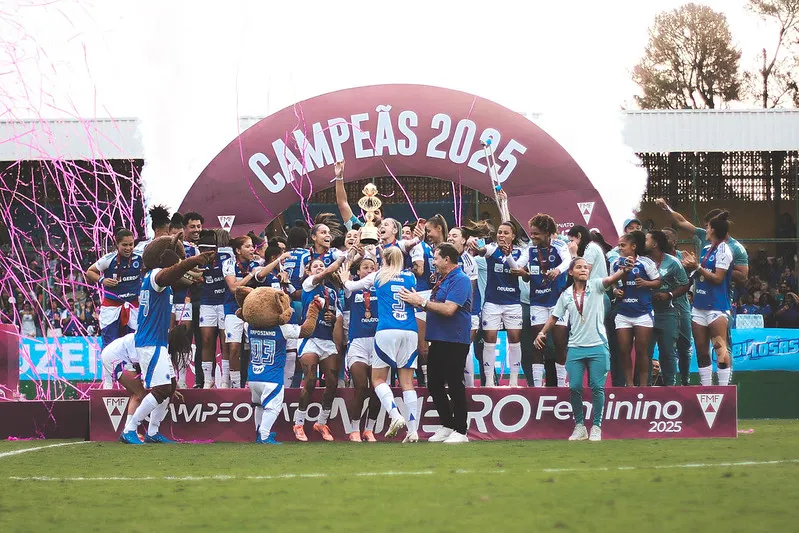 O Mineiro Feminino foi o primeiro título da jogadora pelo Cruzeiro – Foto: Gustavo Martins/Cruzeiro