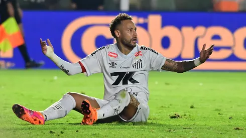 Neymar Jr. jogador do Santos reclama com a arbitragem durante partida contra o Mirassol no estadio Vila Belmiro pelo campeonato Brasileiro A 2025. Foto: Jota Erre/AGIF
