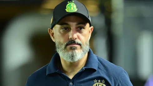 Rafael Guanaes tecnico do Mirassol durante partida contra o Santos no estadio Vila Belmiro pelo campeonato Brasileiro A 2025. Foto: Jota Erre/AGIF