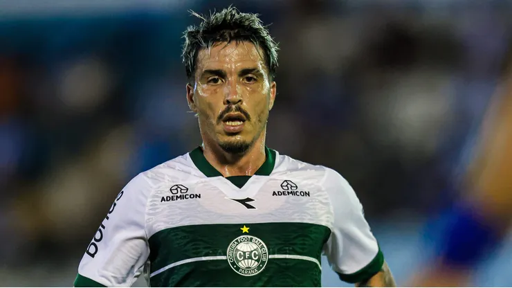Josue jogador do Coritiba durante partida contra o Paysandu no estadio Curuzu pelo campeonato Brasileiro B 2025. Foto: Fernando Torres/AGIF
