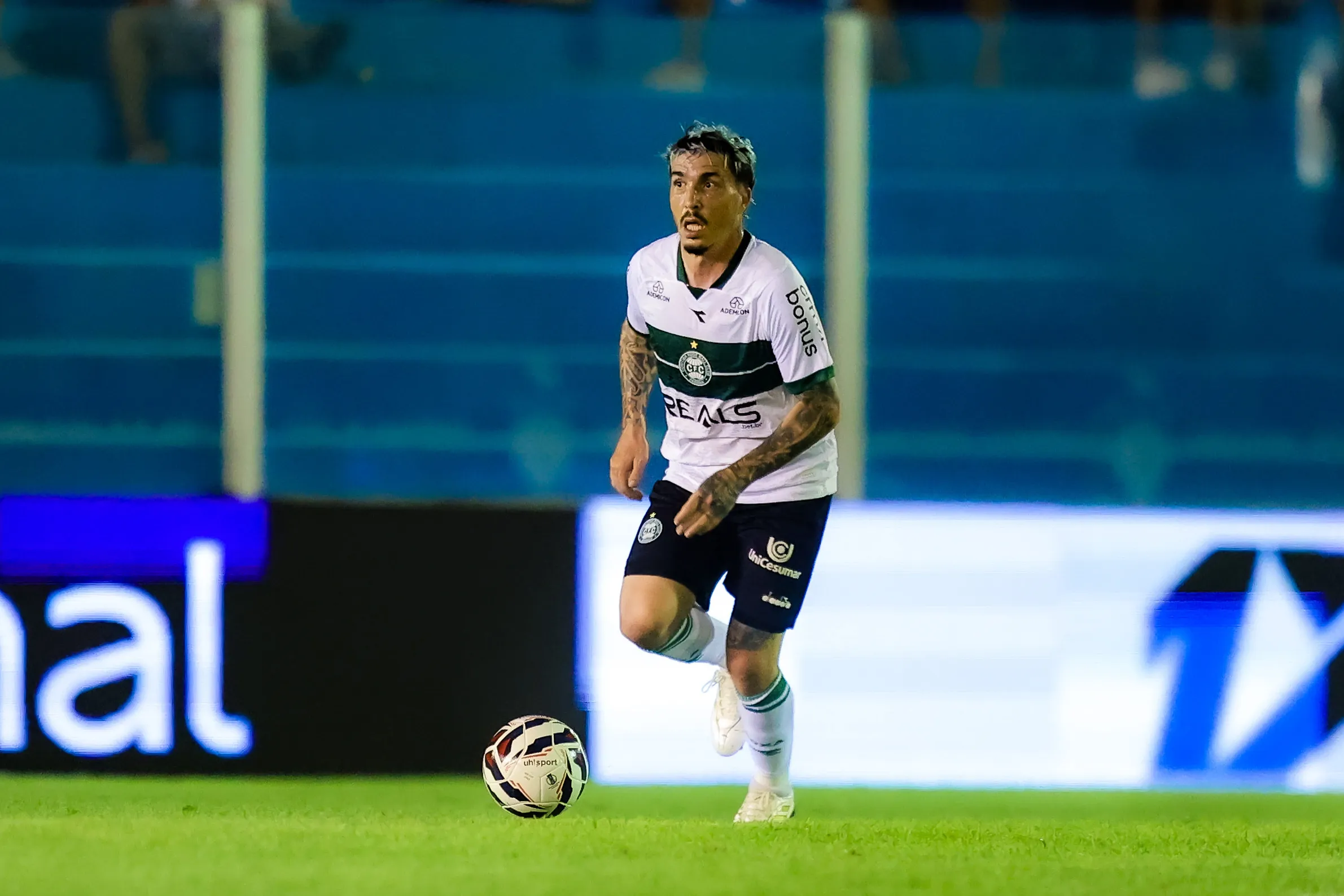 Josue jogador do Coritiba durante partida contra o Paysandu no estadio Curuzu pelo campeonato Brasileiro B 2025. Foto: Fernando Torres/AGIF