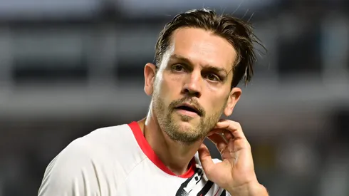 Rafael Toloi jogador do Sao Paulo durante aquecimento antes da partida contra o Santos no estadio Vila Belmiro pelo campeonato Brasileiro A 2025. Foto: Jota Erre/AGIF