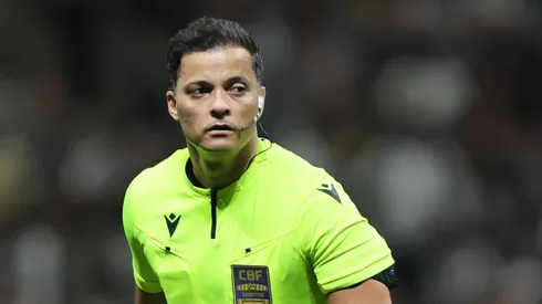 O árbitro Savio Pereira Sampaio durante partida entre Atlético-MG e Fortaleza no estádio Arena MRV pelo campeonato Brasileiro A 2025. Foto: Gilson Lobo/AGIF