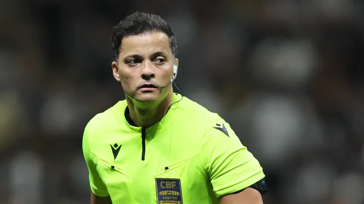 O árbitro Savio Pereira Sampaio durante partida entre Atlético-MG e Fortaleza no estádio Arena MRV pelo campeonato Brasileiro A 2025. Foto: Gilson Lobo/AGIF