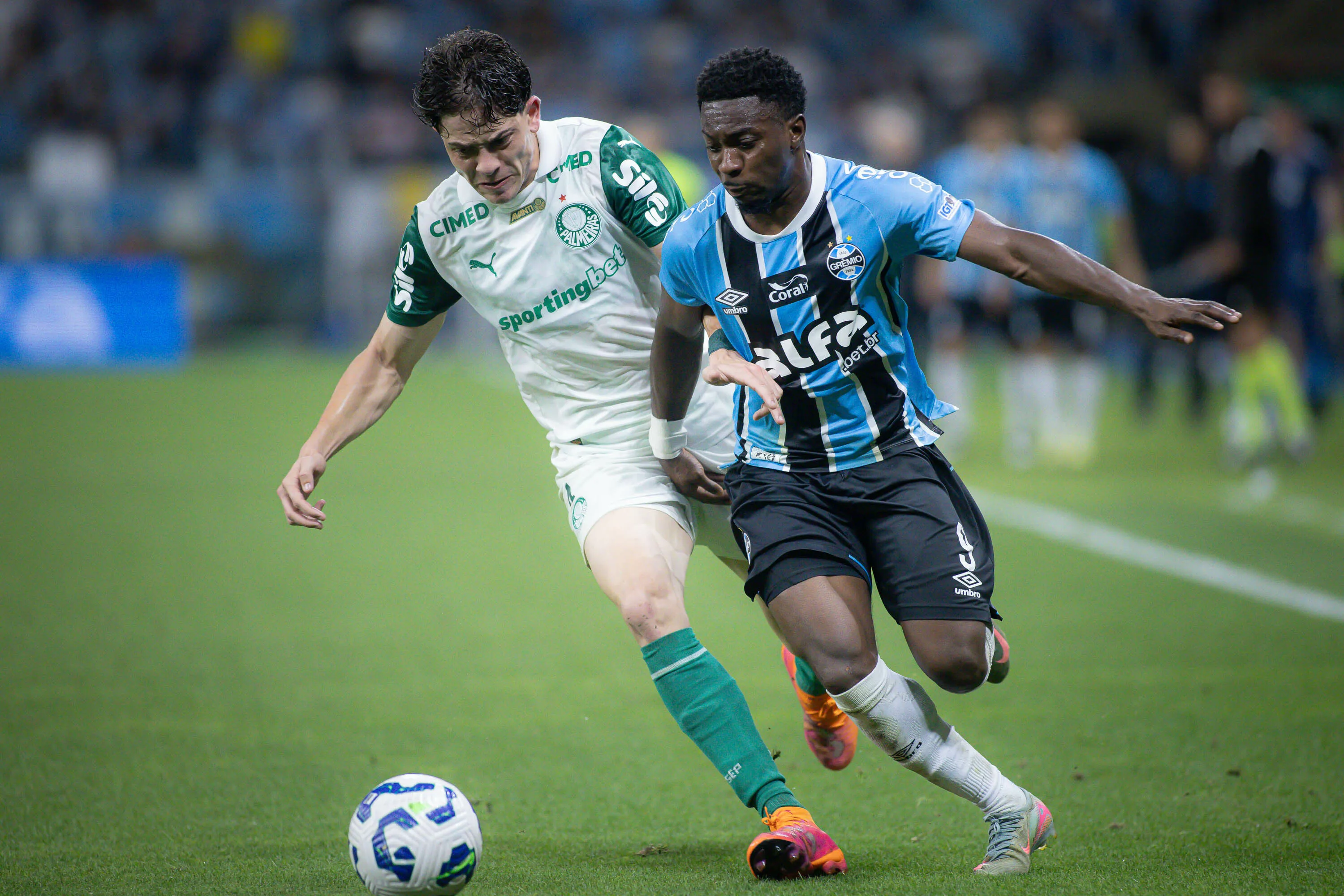 RS – PORTO ALEGRE – 25/11/2025 – BRASILEIRO A 2025, GREMIO X PALMEIRAS – Francis Amuzu jogador do Gremio disputa lance com Agustin Giay jogador do Palmeiras durante partida no estadio Arena do Gremio pelo campeonato Brasileiro A 2025. Foto: Maxi Franzoi/AGIF