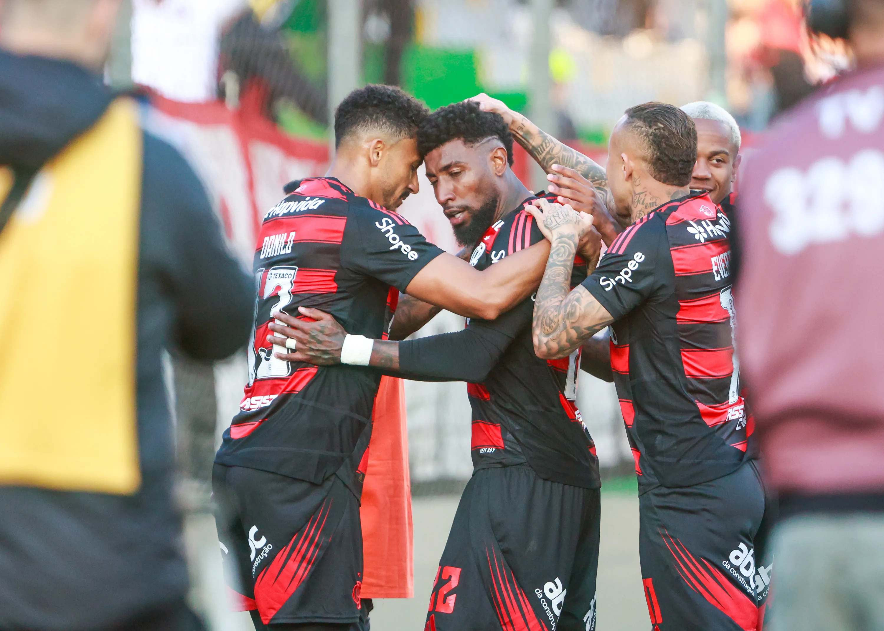 Emerson Royal jogador do Flamengo comemora seu gol com jogadores do seu time durante partida contra o Juventude no estadio Alfredo Jaconi pelo campeonato Brasileiro A 2025. Foto: Luiz Erbes/AGIF
