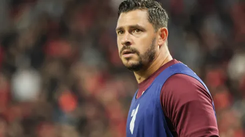 Giuliano durante confronto contra o Botafogo-SP na Série B de 2025. Foto: AGIF