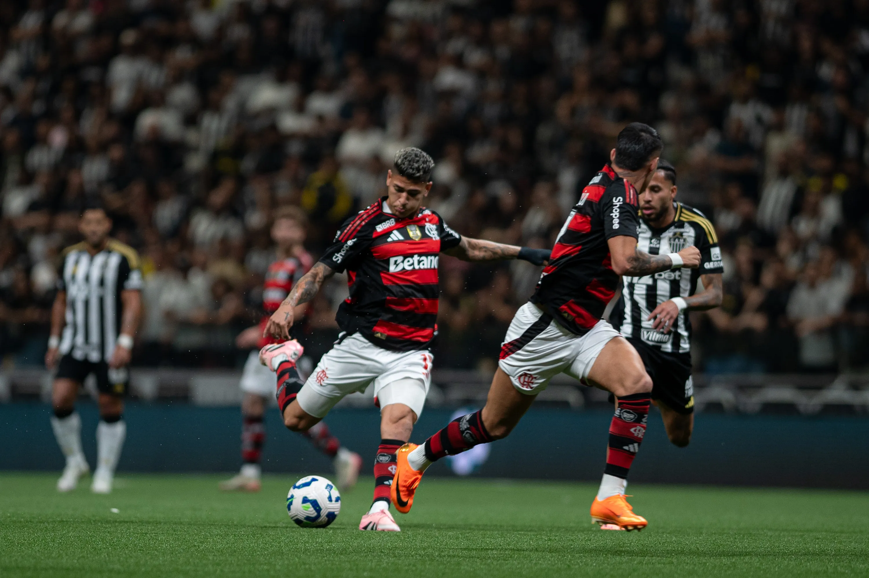 MG – BELO HORIZONTE – 25/11/2025 – BRASILEIRO A 2025, ATLETICO-MG X FLAMENGO – Carrascal jogador do Atletico-MG durante partida contra o Flamengo no estadio Arena MRV pelo campeonato Brasileiro A 2025. Foto: Alessandra Torres/AGIF