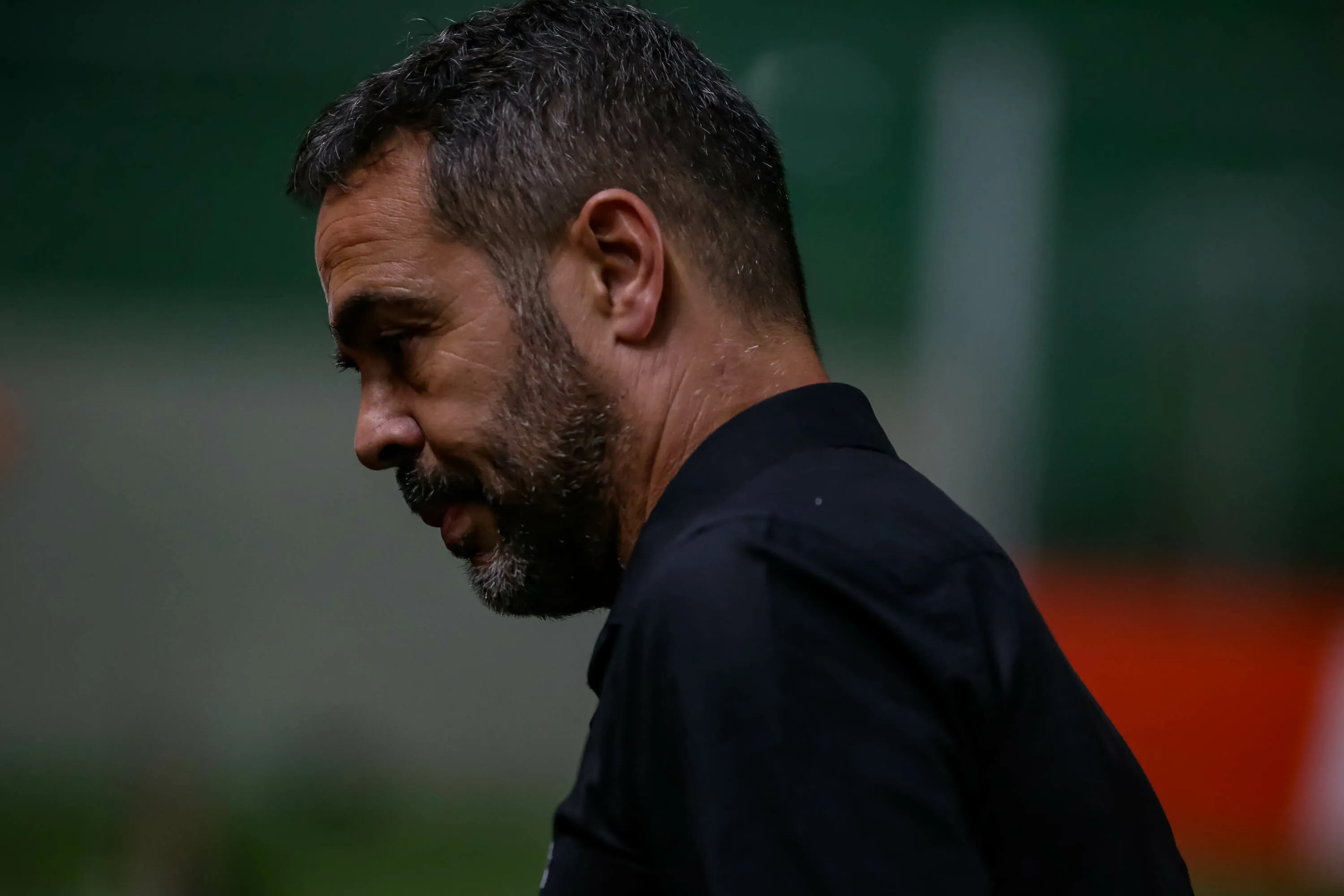 Arthur Jorge tecnico do Botafogo durante partida contra o Atletico-MG no estadio Independencia pelo campeonato Brasileiro A 2024. Foto: Fernando Moreno/AGIF