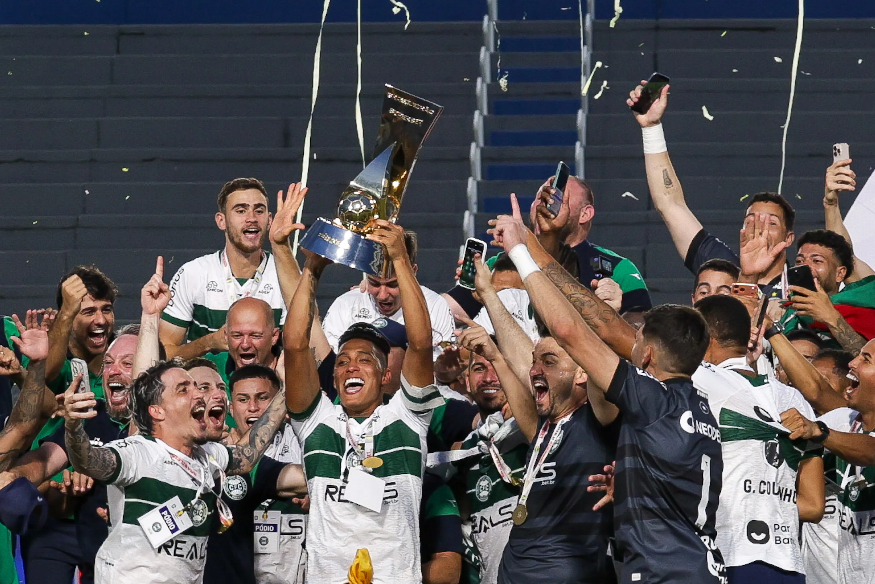 Jogadores do Coritiba comemoram titulo de campeao apos partida contra o Amazonas no estadio Carlos Zamith pela decisao do campeonato Brasileiro B 2025.   Foto: Bruno Kelly/AGIF