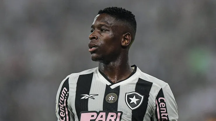 Luiz Henrique em campo pelo Botafogo