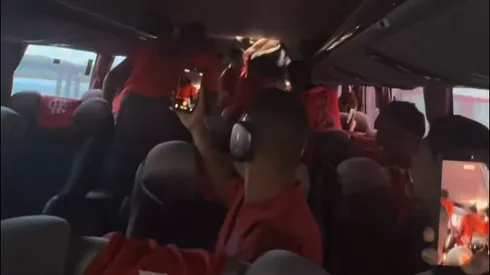 Torcida do Flamengo invade ônibus com jogadores. Foto: Reprodução/X
