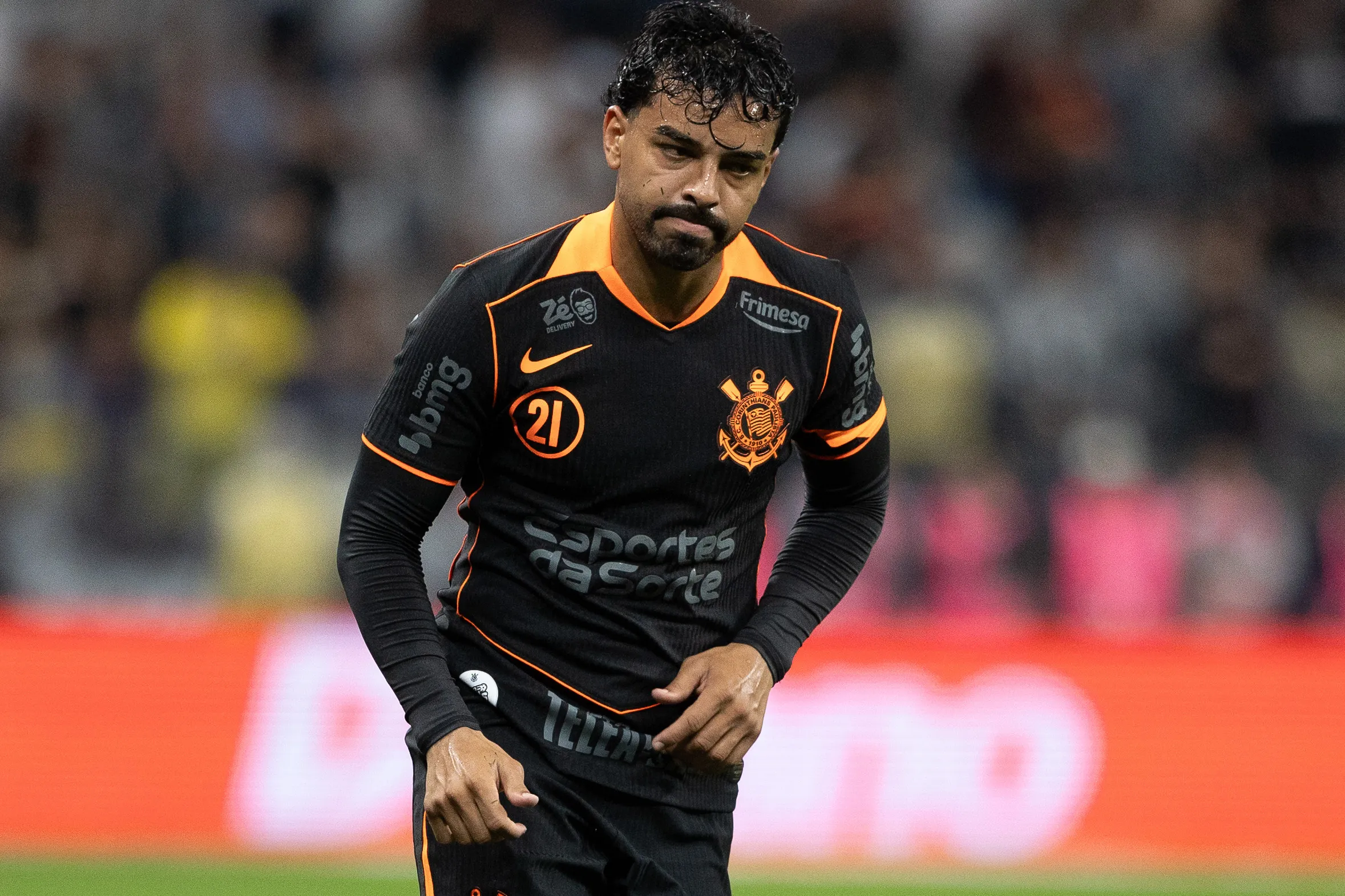SP – SAO PAULO – 18/10/2025 – BRASILEIRO A 2025, CORINTHIANS X ATLETICO-MG – Matheus Bidu jogador do Corinthians lamenta durante partida contra o Atletico-MG no estadio Arena Corinthians pelo campeonato Brasileiro A 2025. Foto: Joisel Amaral/AGIF