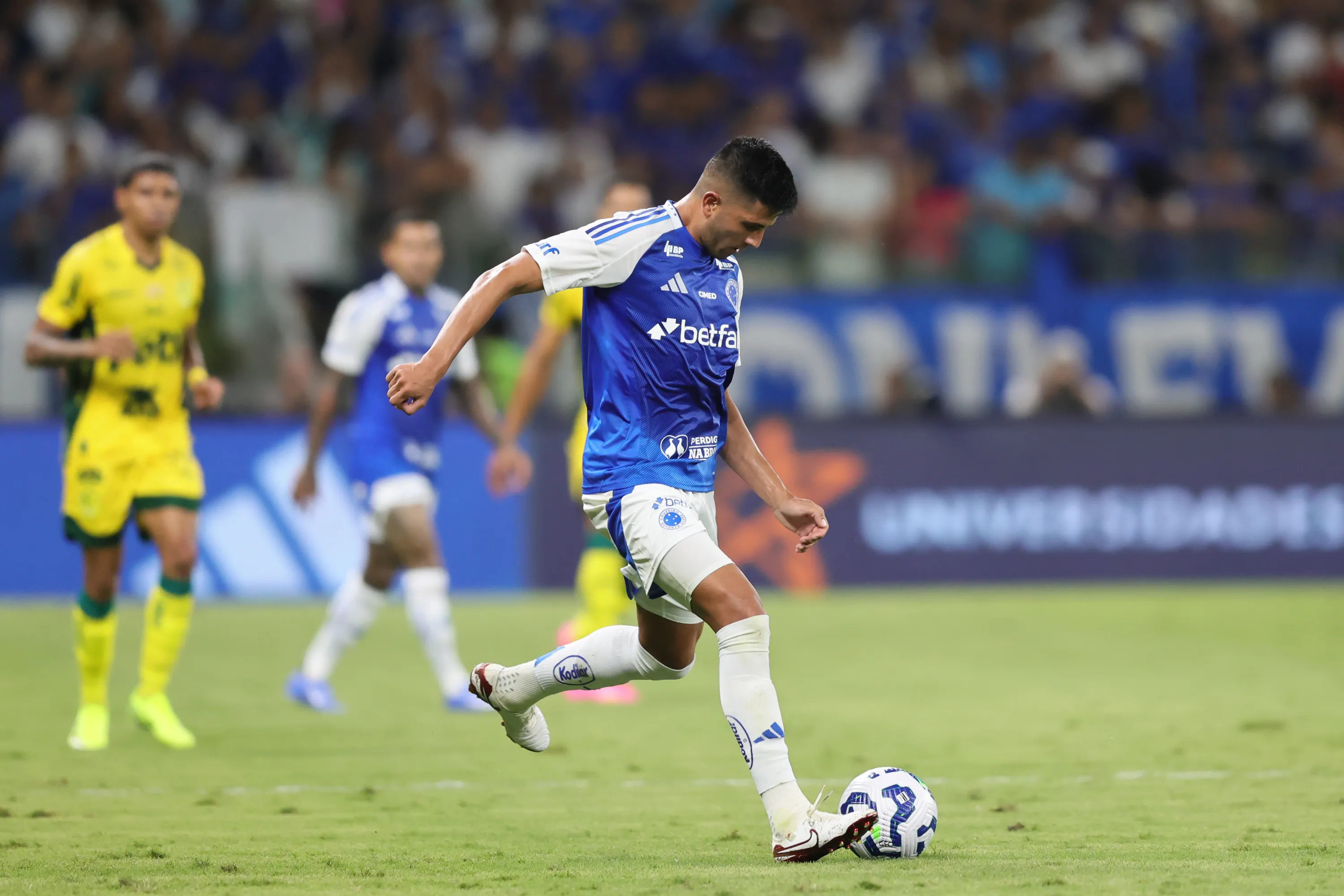 Gamarra jogador do Cruzeiro durante partida contra o Mirassol – Foto: Gilson Lobo/AGIF