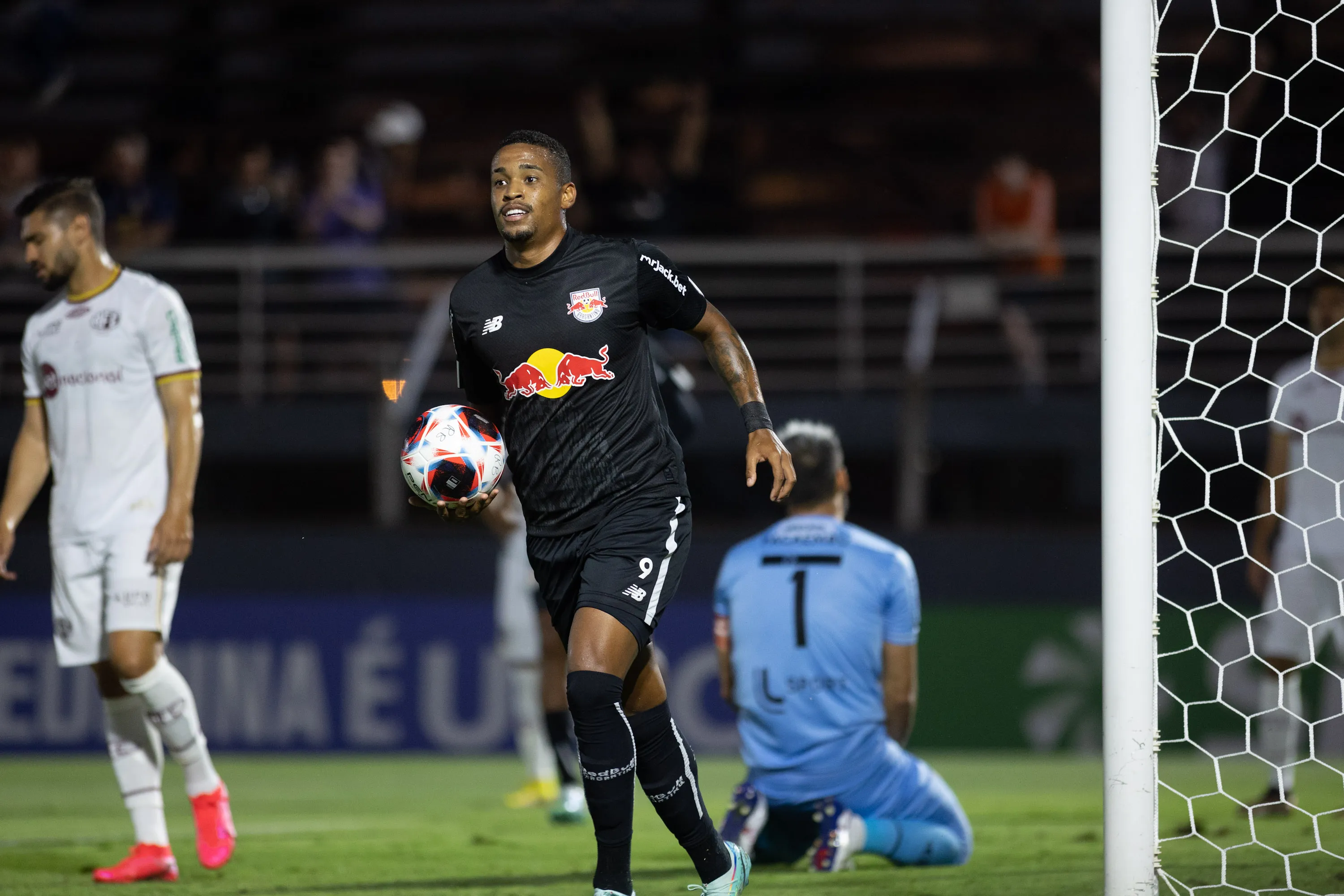 Alerrandro atuando no Bragantino em 2023 – Foto: Diogo Reis/AGIF