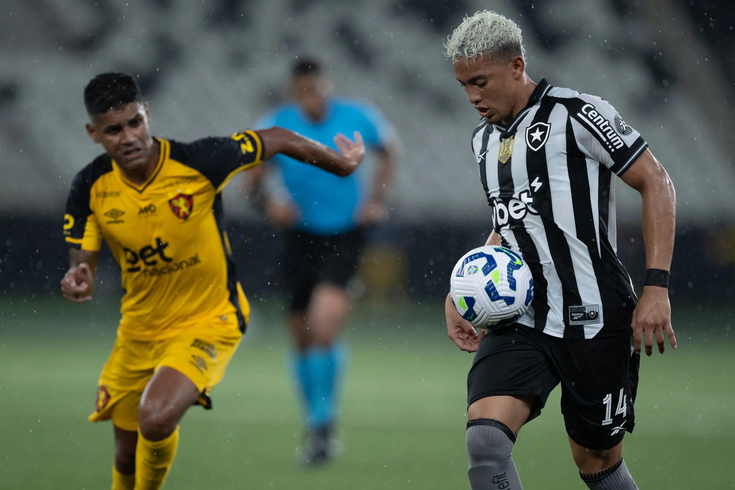Barrera jogador do Botafogo durante partida contra o Sport -. Foto: Jorge Rodrigues/AGIF