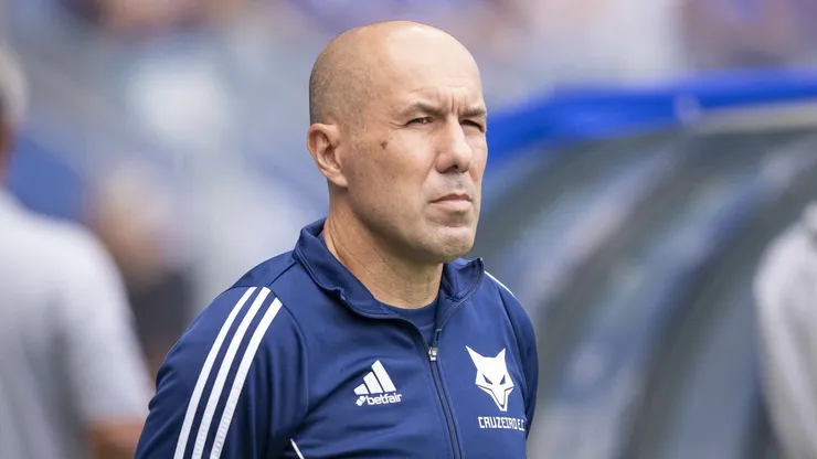 Leonardo Jardim tecnico do Cruzeiro durante partida contra o Fluminense no estadio Mineirao pelo campeonato Brasileiro A 2025. Foto: Fernando Moreno/AGIF