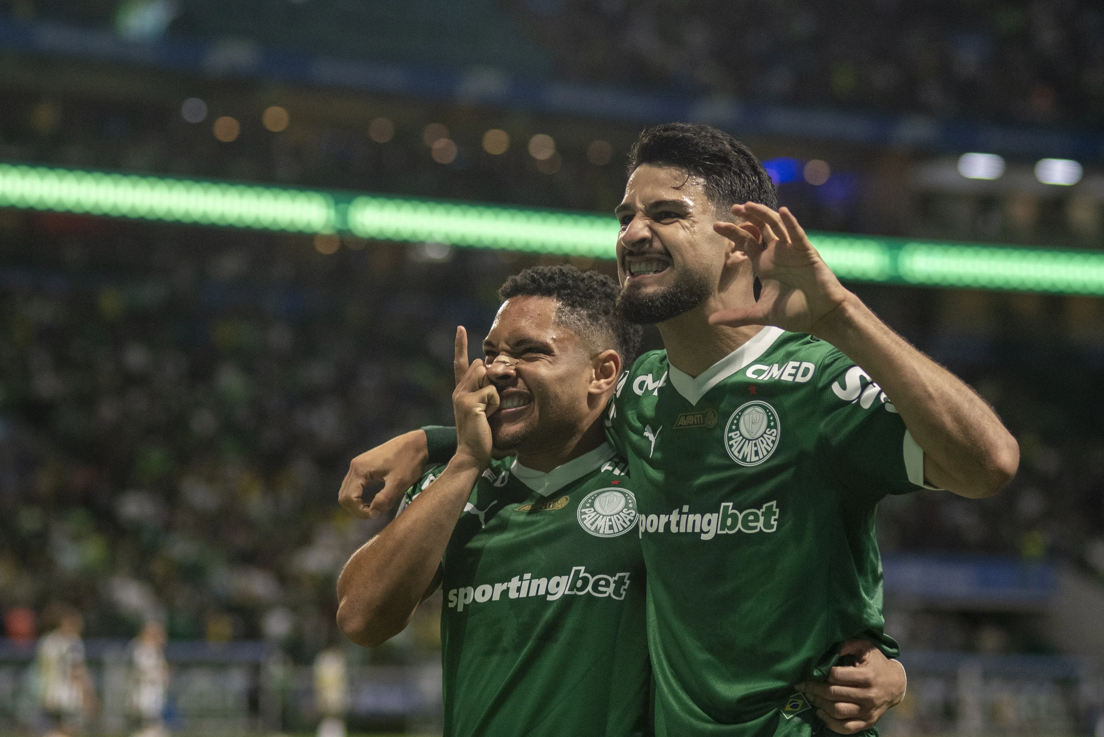 Vitor Roque jogador do Palmeiras comemora seu gol com Flaco Lopez jogador da sua equipe durante partida contra o Santos no estadio Arena Allianz Parque pelo campeonato Brasileiro A 2025. Foto: Anderson Romao/AGIF