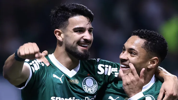 Dupla Flaco Roque comemora gol pelo Palmeiras