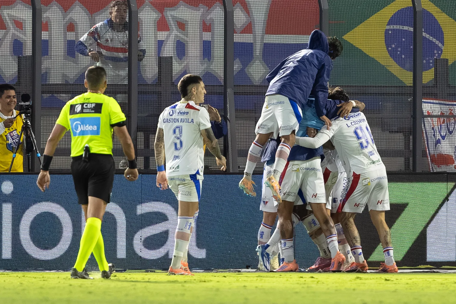 Adam Bareiro  jogador do Fortaleza comemora seu gol durante partida contra o Bragantino no estadio Cicero De Souza Marques pelo campeonato Brasileiro A 2025. Foto: Joisel Amaral/AGIF