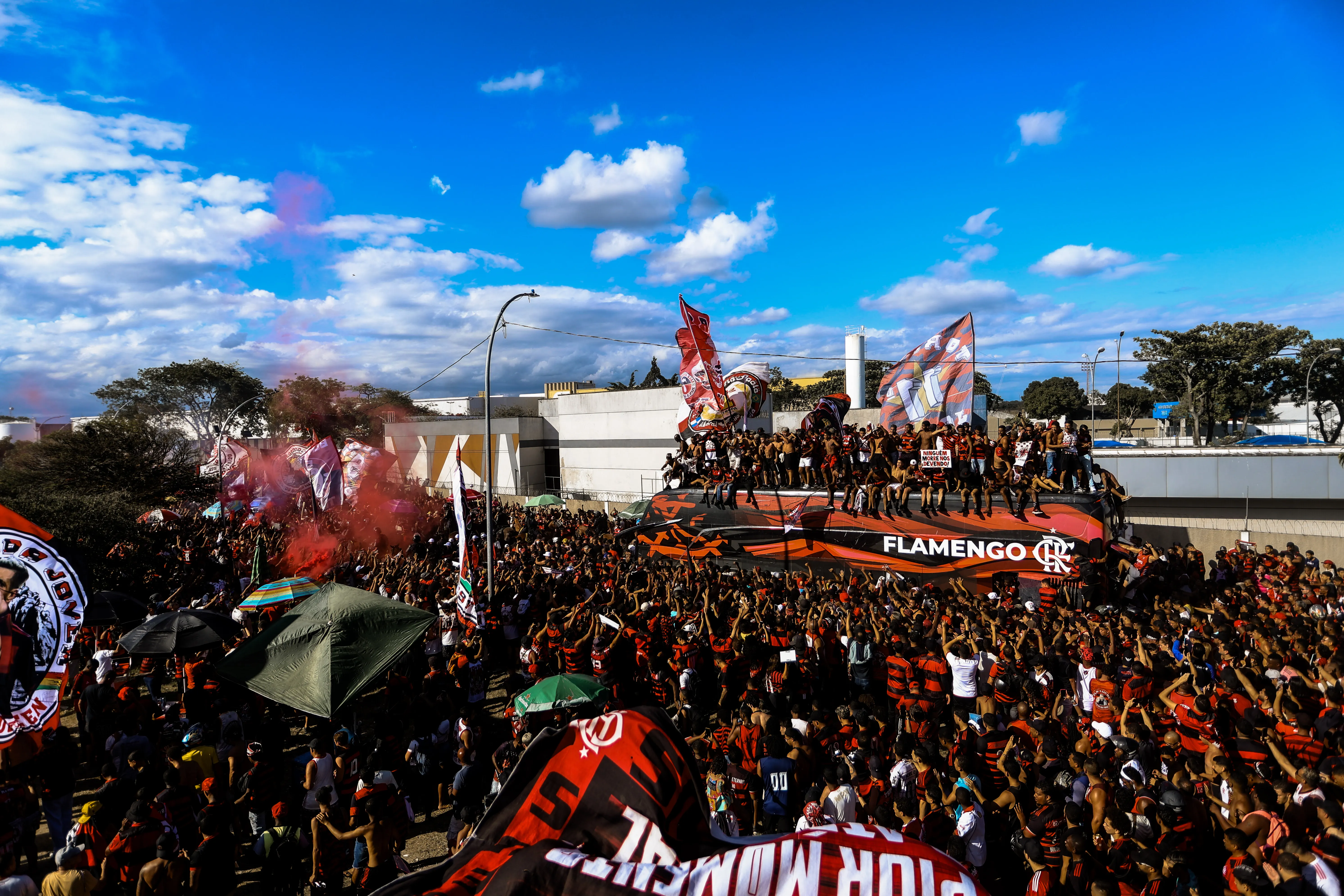Festa da torcida do Flamengo no Aeroporto do Galeão, no Rio. Foto: Mariana Sá/Flamengo