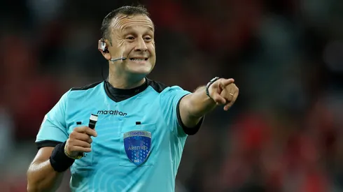 O árbitro Dario Humberto Herrera gesticula durante a partida da Copa CONMEBOL Libertadores 2022 entre Athletico Paranaense e The Strongest na Arena da Baixada em 14 de abril de 2022 em Curitiba, Brasil. (Foto de Heuler Andrey/Getty Images)