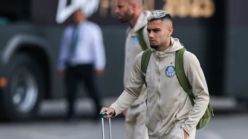 Andreas Pereira (F) e o goleiro Marcelo Lomba, do Palmeiras, observam a chegada do time à frente da final da Copa Conmebol Libertadores de 2025, no Grupo 8 Lima, no dia 26 de novembro de 2025, em Lima, no Peru. (Foto de Buda Mendes/Getty Images)