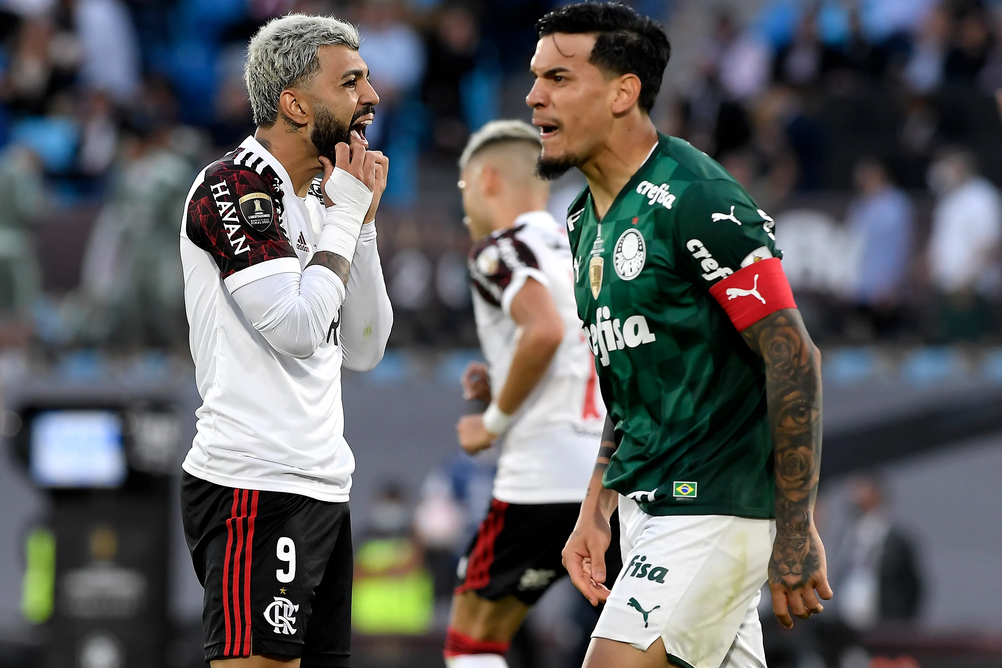 Gabigol e Gustavo Gómez em final da Libertadores 2021. (Photo by Sandro Pereyra/Agencia Gamba/Getty Images)