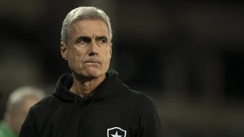 RJ – RIO DE JANEIRO – 31/05/2023 – COPA DO BRASIL 2023, BOTAFOGO X ATHLETICO-PR – Luis Castro tecnico do Botafogo durante partida contra o Athletico-PR no estadio Engenhao pelo campeonato Copa do Brasil 2023. Foto: Jorge Rodrigues/AGIF