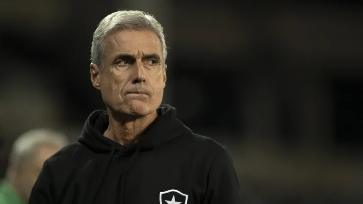 RJ - RIO DE JANEIRO - 31/05/2023 - COPA DO BRASIL 2023, BOTAFOGO X ATHLETICO-PR - Luis Castro tecnico do Botafogo durante partida contra o Athletico-PR no estadio Engenhao pelo campeonato Copa do Brasil 2023. Foto: Jorge Rodrigues/AGIF