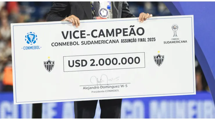 Cheque da premiação dado ao Atlético-MG. Foto: Pedro Souza / Atlético