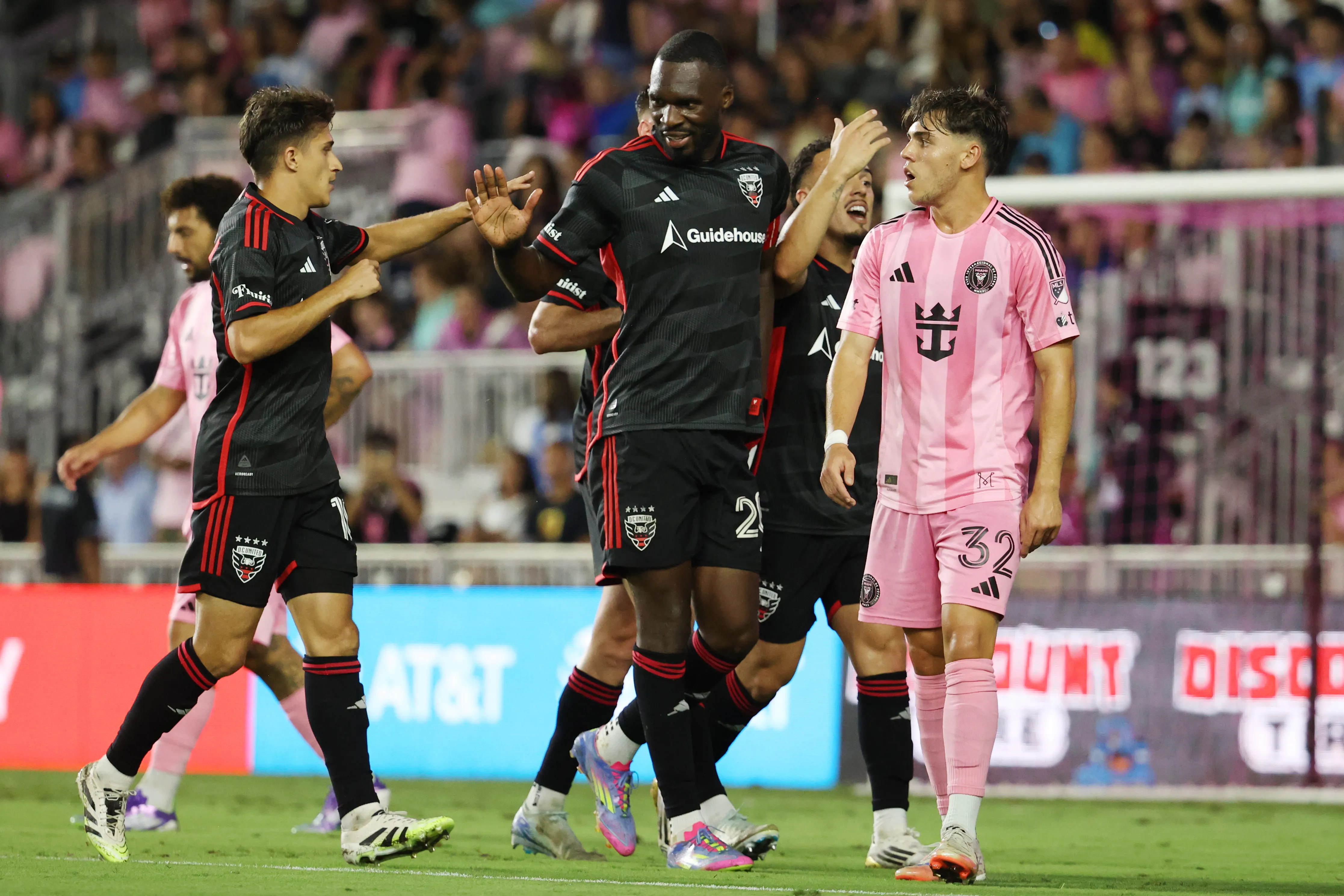 Benteke comemorando gol pelo DC United. (Foto: Leonardo Fernandez/Getty Images)
